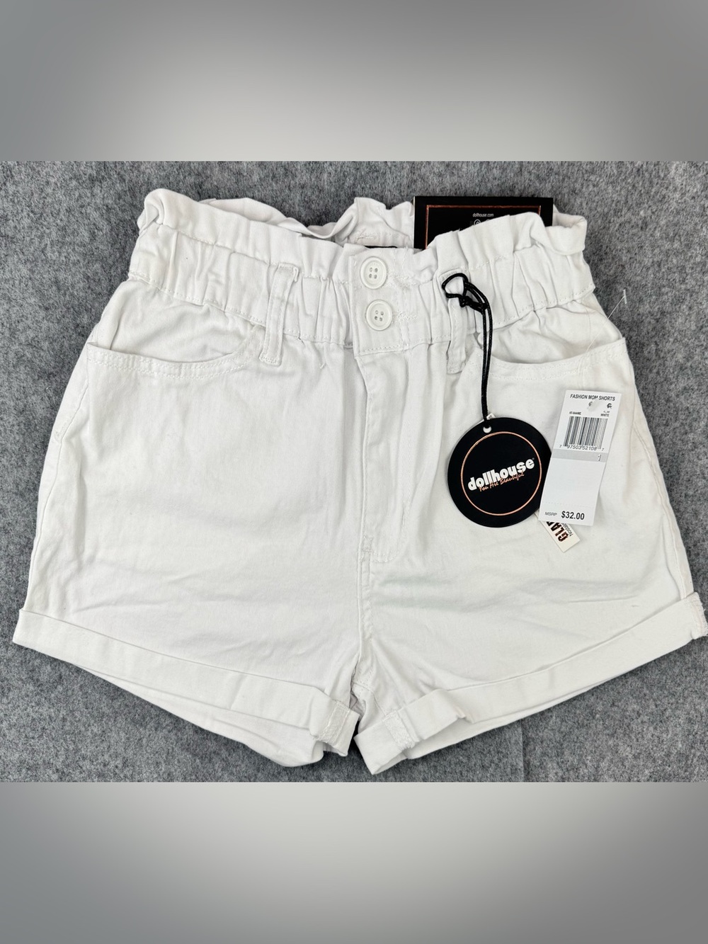Dollhouse White High-Waist Fashion Mom Shorts. Size 1/2